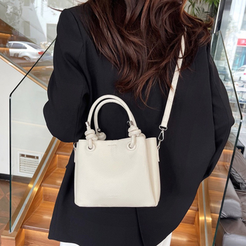 PU crossbody kott — linnaline lihtsus, kaenlaaluse stiil, vertikaalse ruudu kuju, tõmblukuga avamine