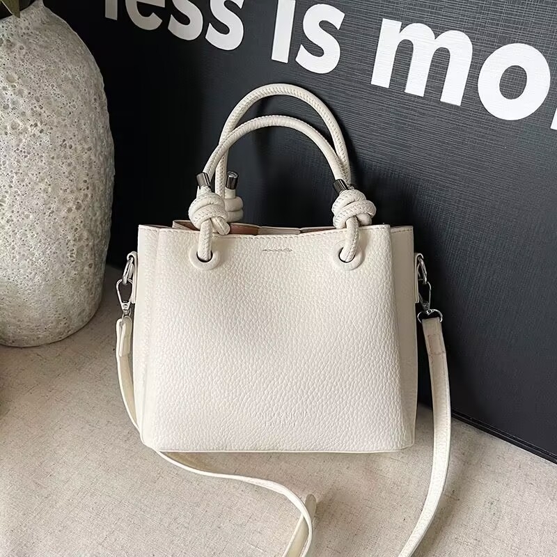 PU crossbody kott — linnaline lihtsus, kaenlaaluse stiil, vertikaalse ruudu kuju, tõmblukuga avamine