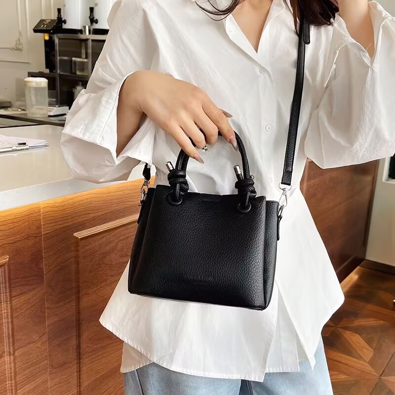 PU crossbody kott — linnaline lihtsus, kaenlaaluse stiil, vertikaalse ruudu kuju, tõmblukuga avamine