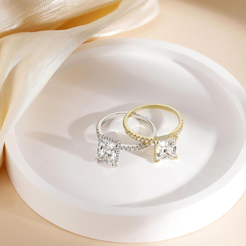 Пръстен с правоъгълен бял диамант в четиризъбна настройка, мед, геометрична форма, електроплатинация, тегло около 3 г, луксозен стил