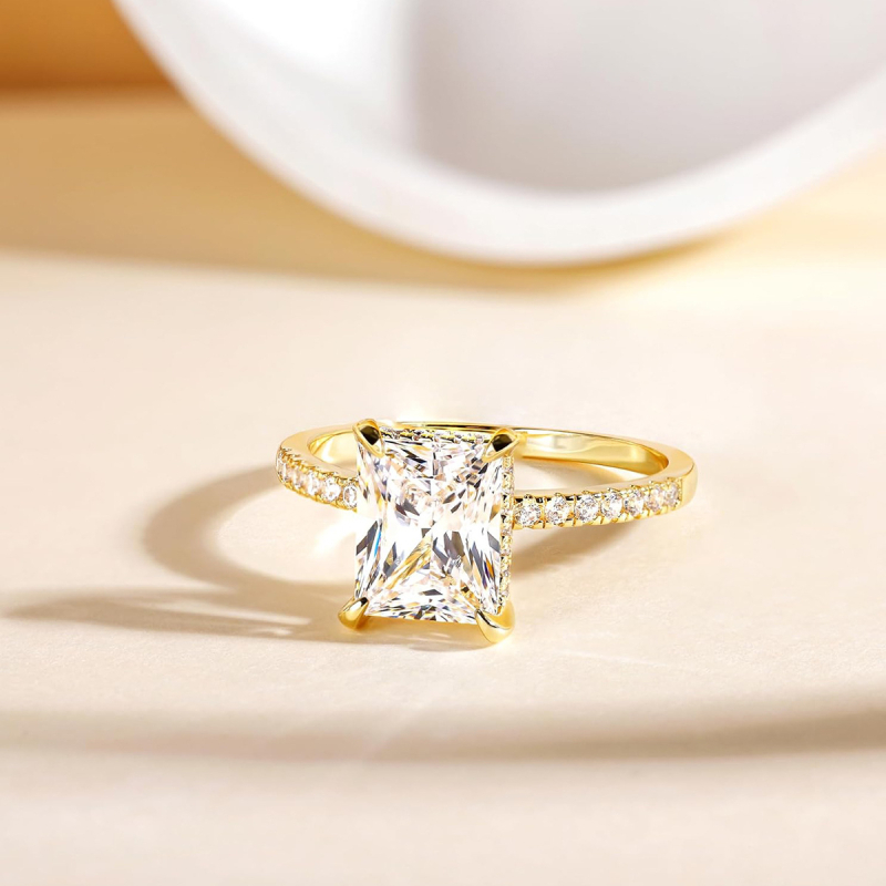 Пръстен с правоъгълен бял диамант в четиризъбна настройка, мед, геометрична форма, електроплатинация, тегло около 3 г, луксозен стил