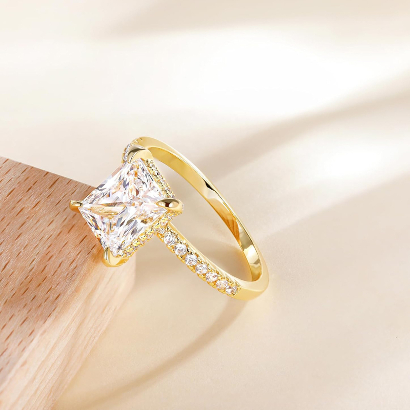 Пръстен с правоъгълен бял диамант в четиризъбна настройка, мед, геометрична форма, електроплатинация, тегло около 3 г, луксозен стил