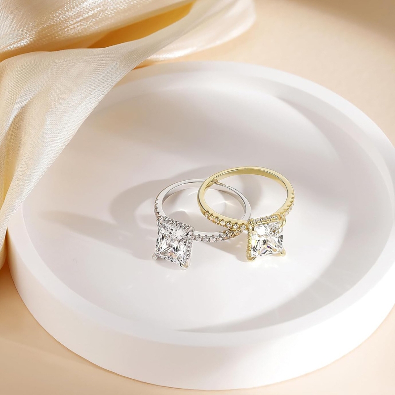 Пръстен с правоъгълен бял диамант в четиризъбна настройка, мед, геометрична форма, електроплатинация, тегло около 3 г, луксозен стил