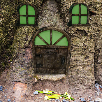 Sünteetilisest vaigust aiaskulptuur puu näoga disainiga välistingimustesse, karikatuurlik stiil