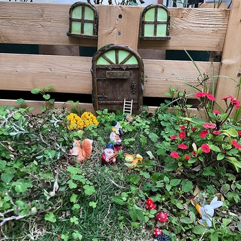 Sünteetilisest vaigust aiaskulptuur puu näoga disainiga välistingimustesse, karikatuurlik stiil