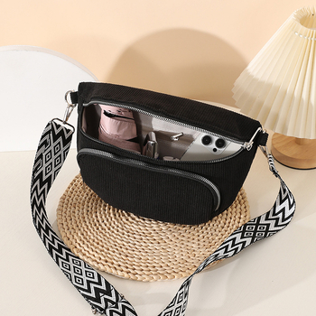 Õla kott tänavapildis, corduroy materjal, Saddle bag, suur mahutavus, ovaalne kuju, tõmblukuga suletav, sisemine tõmblukukott, üks õla rihm, Talvine 2025 kollektsioon