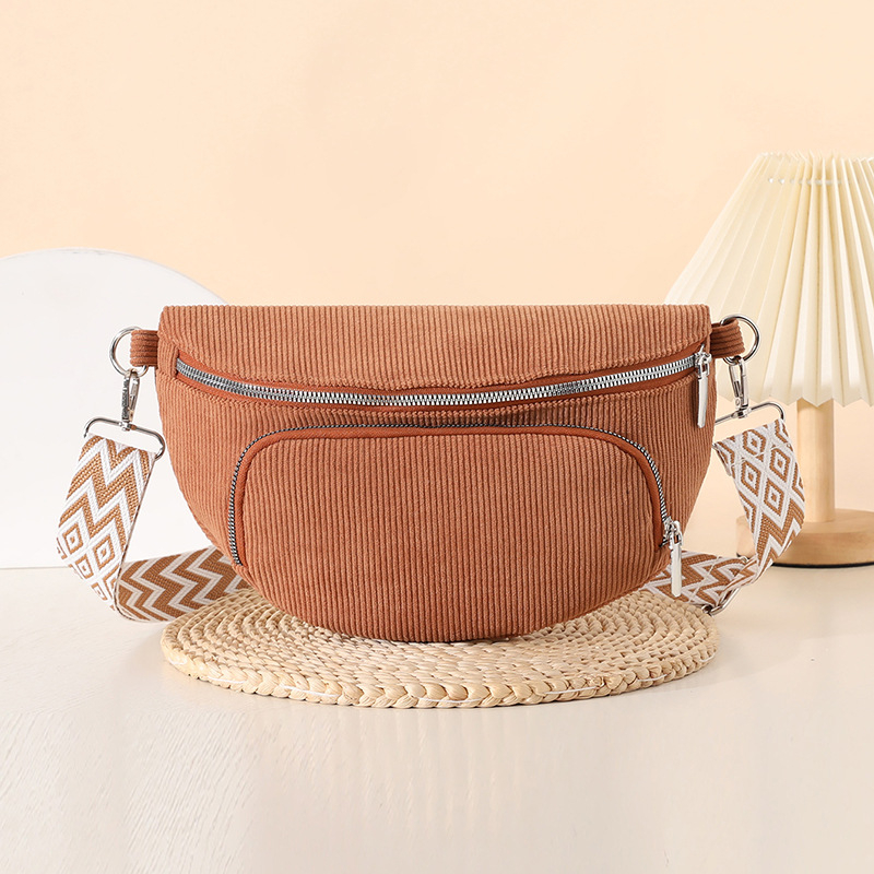 Õla kott tänavapildis, corduroy materjal, Saddle bag, suur mahutavus, ovaalne kuju, tõmblukuga suletav, sisemine tõmblukukott, üks õla rihm, Talvine 2025 kollektsioon