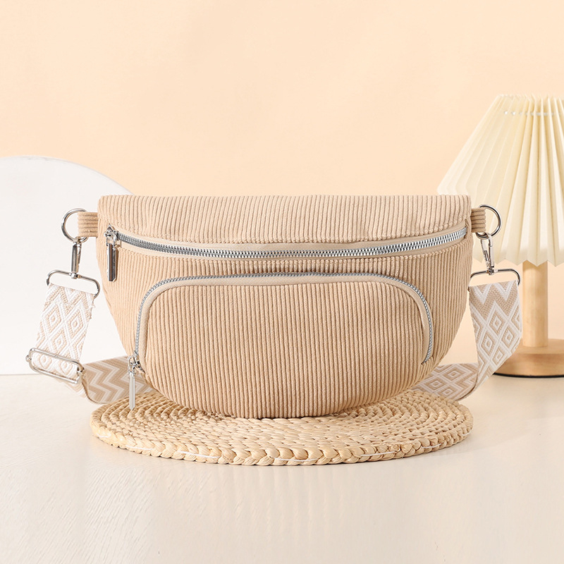 Õla kott tänavapildis, corduroy materjal, Saddle bag, suur mahutavus, ovaalne kuju, tõmblukuga suletav, sisemine tõmblukukott, üks õla rihm, Talvine 2025 kollektsioon