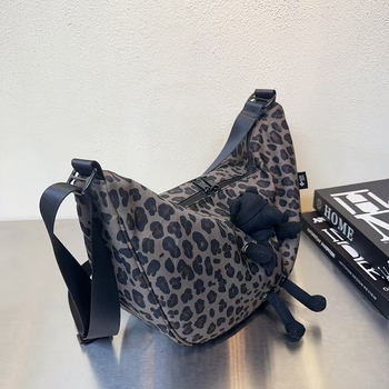 Kanvasist crossbody kott leopardimustriga, tõmblukuga ja sisemiste taskutega