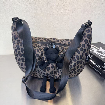 Kanvasist crossbody kott leopardimustriga, tõmblukuga ja sisemiste taskutega