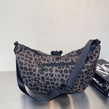 Kanvasist crossbody kott leopardimustriga, tõmblukuga ja sisemiste taskutega