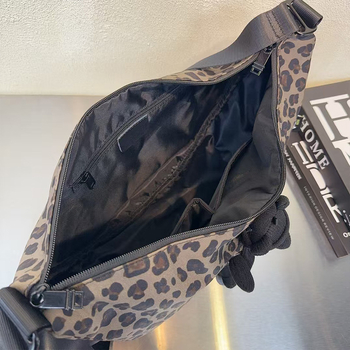 Kanvasist crossbody kott leopardimustriga, tõmblukuga ja sisemiste taskutega