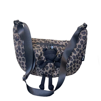 Kanvasist crossbody kott leopardimustriga, tõmblukuga ja sisemiste taskutega