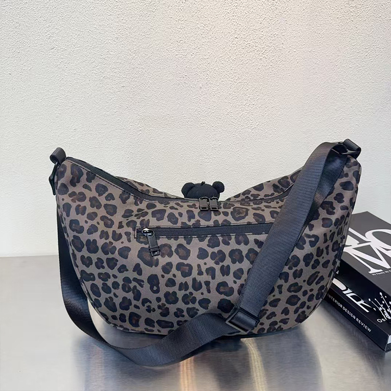 Kanvasist crossbody kott leopardimustriga, tõmblukuga ja sisemiste taskutega