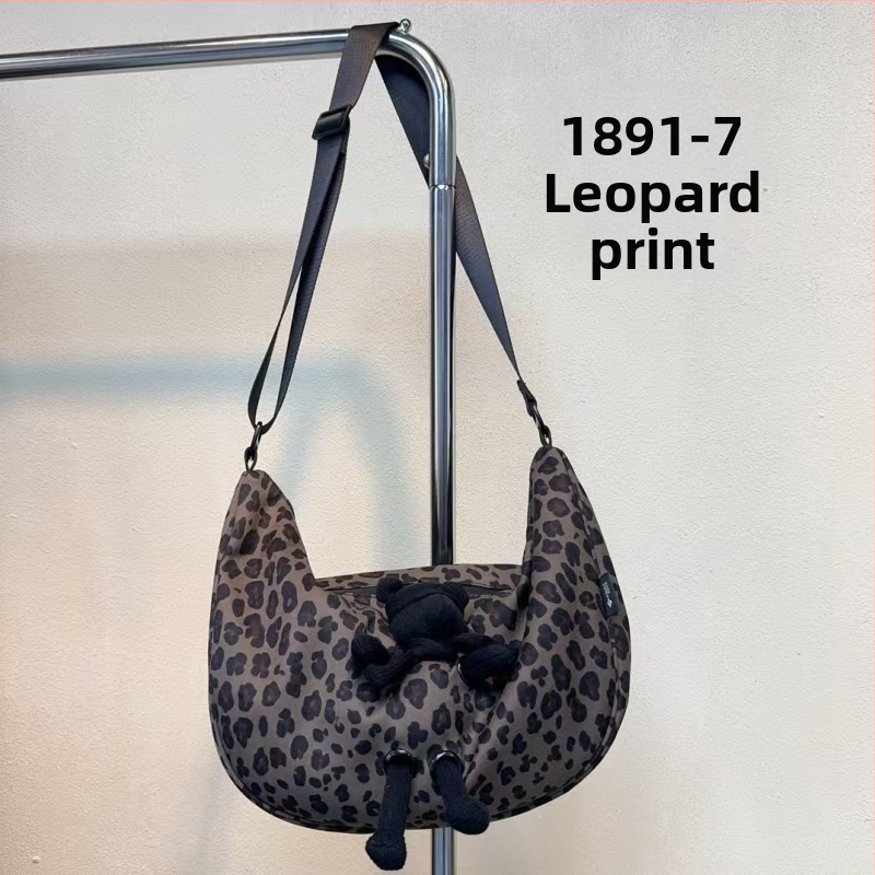 Kanvasist crossbody kott leopardimustriga, tõmblukuga ja sisemiste taskutega