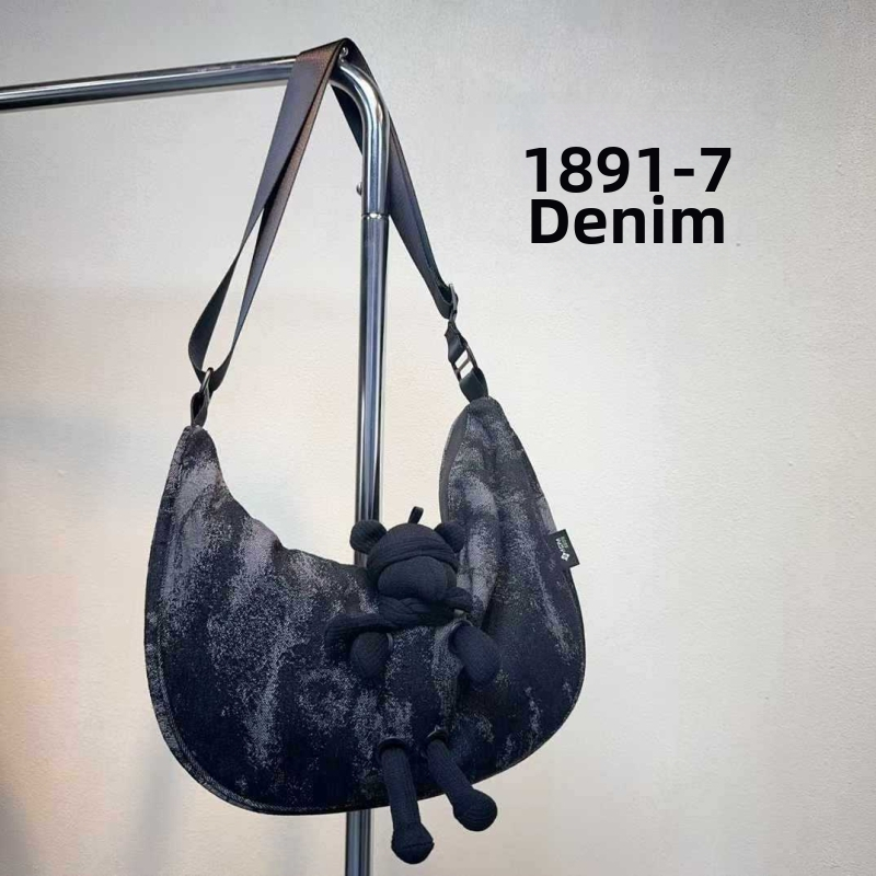 Kanvasist crossbody kott leopardimustriga, tõmblukuga ja sisemiste taskutega