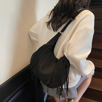 Τσάντα crossbody από PU με σχήμα dumpling, σε στυλ δρόμου, με φερμουάρ, μαλακή υφή, εσωτερική τσέπη με φερμουάρ