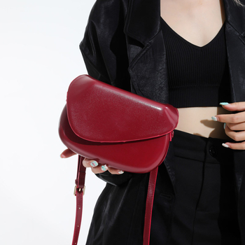 Τσάντα crossbody με ασύμμετρο καπάκι και τετράγωνο σχήμα — PU υλικό, επένδυση πολυεστέρα, κλείσιμο με καλυπτόμενο καπάκι, εσωτερικά διαμερίσματα για κινητό και ID, μιά λουρί