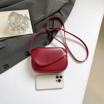 Τσάντα crossbody με ασύμμετρο καπάκι και τετράγωνο σχήμα — PU υλικό, επένδυση πολυεστέρα, κλείσιμο με καλυπτόμενο καπάκι, εσωτερικά διαμερίσματα για κινητό και ID, μιά λουρί