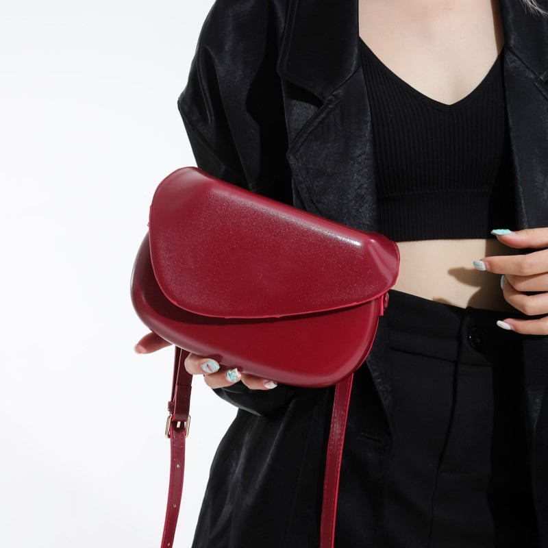 Τσάντα crossbody με ασύμμετρο καπάκι και τετράγωνο σχήμα — PU υλικό, επένδυση πολυεστέρα, κλείσιμο με καλυπτόμενο καπάκι, εσωτερικά διαμερίσματα για κινητό και ID, μιά λουρί