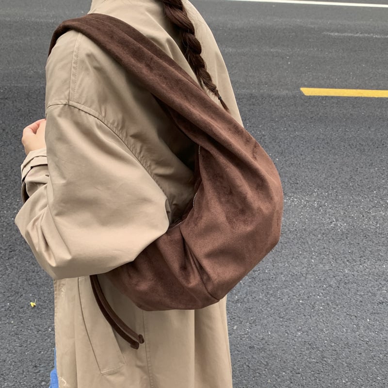 Дамска замшена чанта Dumpling стил, презрамка за рамо, цип, подплата полиестер, вътрешен джоб за телефон