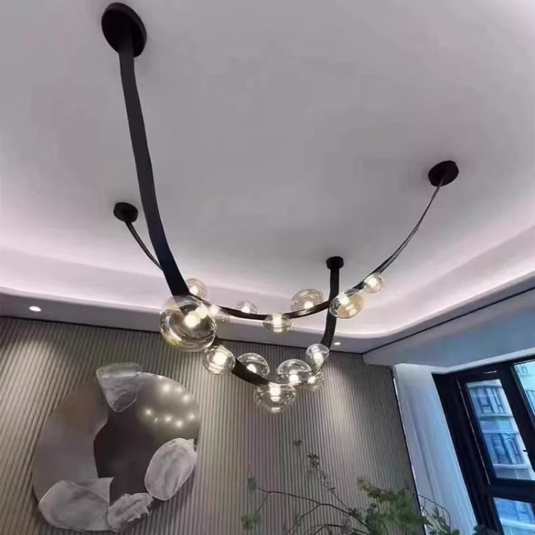 Полилей – модерен стил; двойнопосочно монтирана система с присоска и окачване; LED светлина; стъклен абажур; многоглавов дизайн