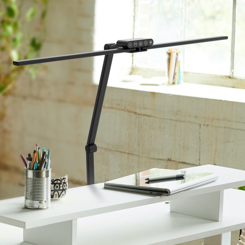 LED настолна лампа с дълъг рамо и щипка, алуминиев рамо, докосващ превключвател, CRI ≥90, пластмасов абажур, захранване от контакт