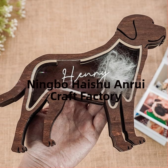 Graveeritud puidust mälestuskarp lemmikloomadele – kaasaegne minimalistlik stiil