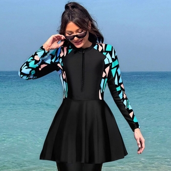 Женски бански костюм за едно парче със защита от слънцето, триъгълна пола, бързосъхнещ, висока еластичност, чашки с подплата; полиестер 82% (300 g), подплата 18% полиестер