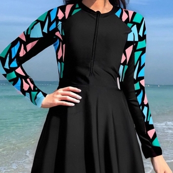 Женски бански костюм за едно парче със защита от слънцето, триъгълна пола, бързосъхнещ, висока еластичност, чашки с подплата; полиестер 82% (300 g), подплата 18% полиестер