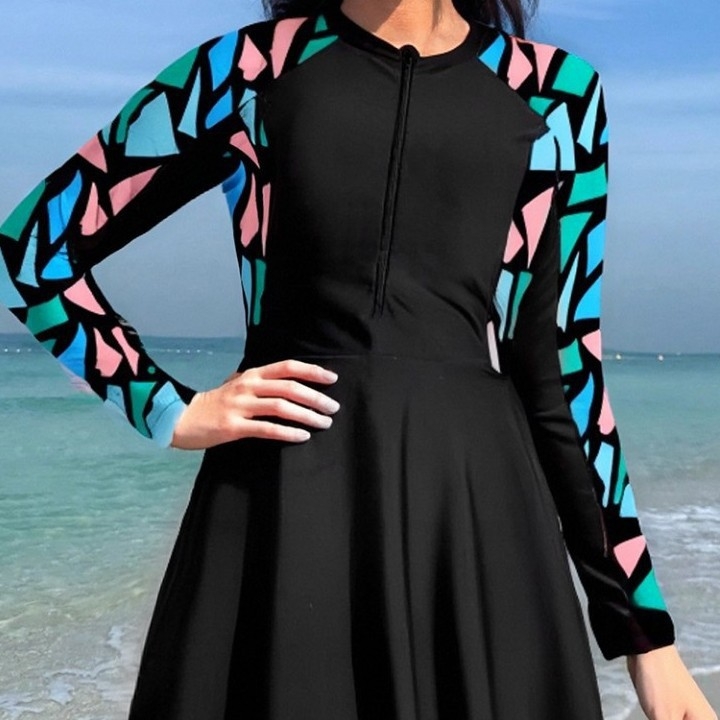 Женски бански костюм за едно парче със защита от слънцето, триъгълна пола, бързосъхнещ, висока еластичност, чашки с подплата; полиестер 82% (300 g), подплата 18% полиестер