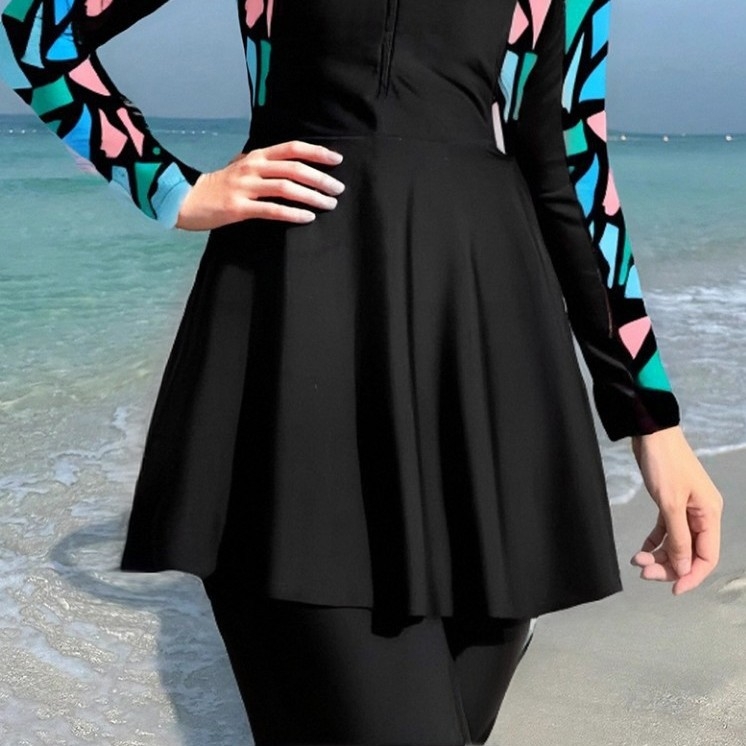 Женски бански костюм за едно парче със защита от слънцето, триъгълна пола, бързосъхнещ, висока еластичност, чашки с подплата; полиестер 82% (300 g), подплата 18% полиестер