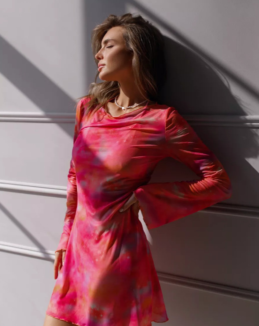 Rand-tunika võrgust materjalist, ümmarguse kaelusega, pikad varrukad, vaba vöökoht, seeliku pikkus