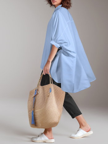 Moteriška palaidinė su ilgomis rankovėmis, V formos kaklas, laisvas siluetas, sagos priekyje, poliesteris 95%+