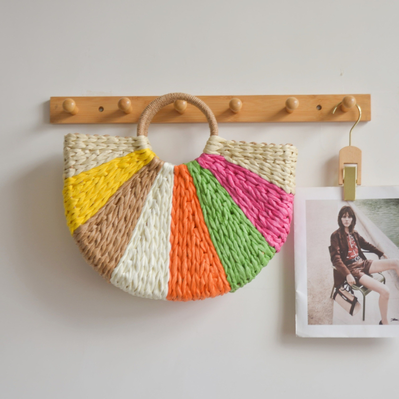 Papīra soma, pusapļa forma, pilsētas vienkāršais stils, atvērta ārējā kabata (Materiāls: Papīrs; Forma: Pusapļa; Ārējā kabata: Atvērta; Stils: Pilsētas vienkāršais)