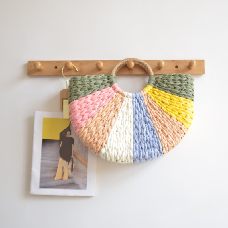 Papīra soma, pusapļa forma, pilsētas vienkāršais stils, atvērta ārējā kabata (Materiāls: Papīrs; Forma: Pusapļa; Ārējā kabata: Atvērta; Stils: Pilsētas vienkāršais)