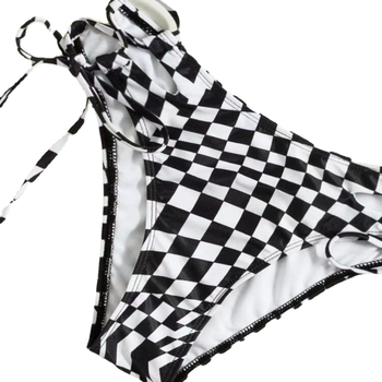 Kolmepalgelise bikini komplekt ruudulise mustriga, avatud seljaga, rinnahoidjapadjad – polüester 82%, vooder 18% elastaan