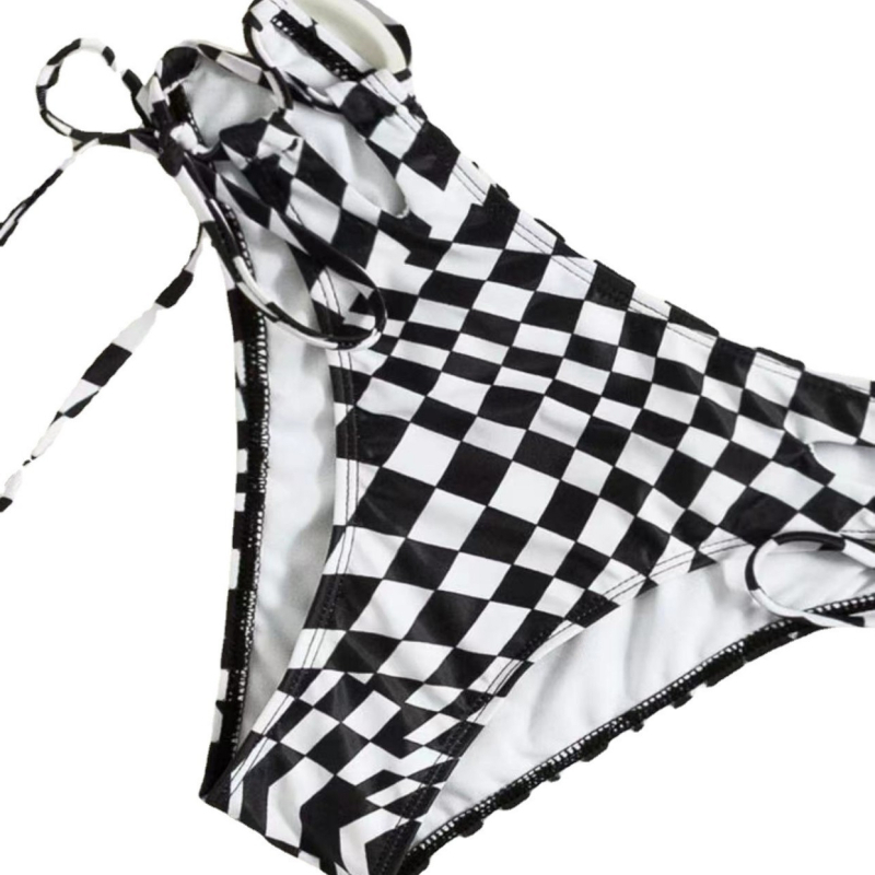 Kolmepalgelise bikini komplekt ruudulise mustriga, avatud seljaga, rinnahoidjapadjad – polüester 82%, vooder 18% elastaan