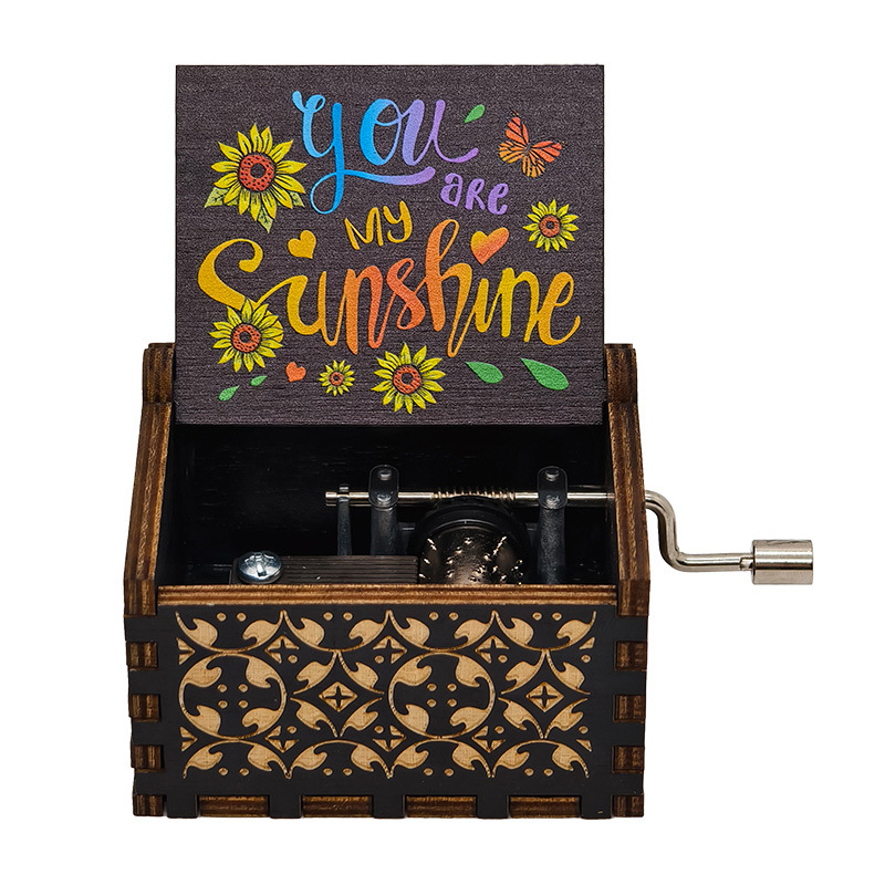 Koka ar rokām virpota mūzikas lādīte "Tu esi mana saulīte" - skaisti apgleznota mūzikas lādīte, lieliska dāvana ielu tirgotājiem un vairumtirgotājiem.