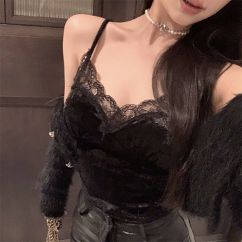 Pitsiline sametise V-kaelusega kamisool õhukeste õlapaeltega, slim-fit, lühike pikkus, nailon/spandex segu (70-80% nailon, <=30% spandex), mikroelastsus