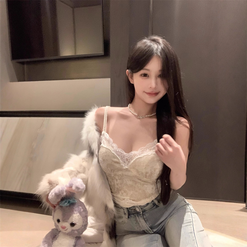 Pitsiline sametise V-kaelusega kamisool õhukeste õlapaeltega, slim-fit, lühike pikkus, nailon/spandex segu (70-80% nailon, <=30% spandex), mikroelastsus