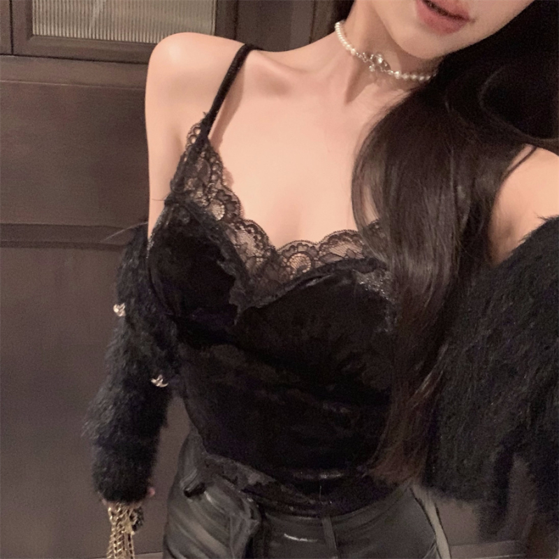 Pitsiline sametise V-kaelusega kamisool õhukeste õlapaeltega, slim-fit, lühike pikkus, nailon/spandex segu (70-80% nailon, <=30% spandex), mikroelastsus