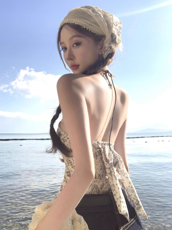 Naiste bezõlgu top par drukas un aizmugurē piesaistītu lenti, lühike lõige, polüester 90–95%, ebakorrapärane lõige, kevad 2025