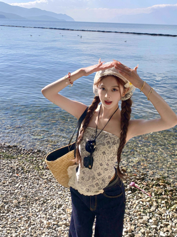 Naiste bezõlgu top par drukas un aizmugurē piesaistītu lenti, lühike lõige, polüester 90–95%, ebakorrapärane lõige, kevad 2025