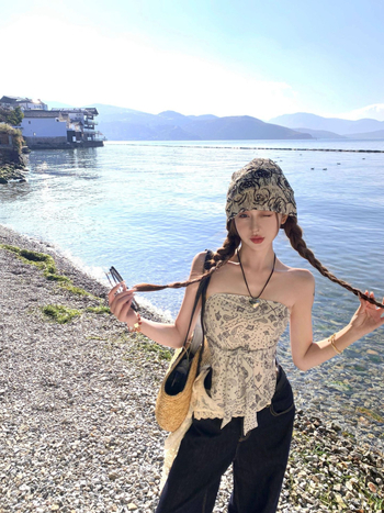 Naiste bezõlgu top par drukas un aizmugurē piesaistītu lenti, lühike lõige, polüester 90–95%, ebakorrapärane lõige, kevad 2025