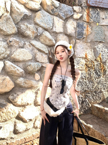 Naiste bezõlgu top par drukas un aizmugurē piesaistītu lenti, lühike lõige, polüester 90–95%, ebakorrapärane lõige, kevad 2025