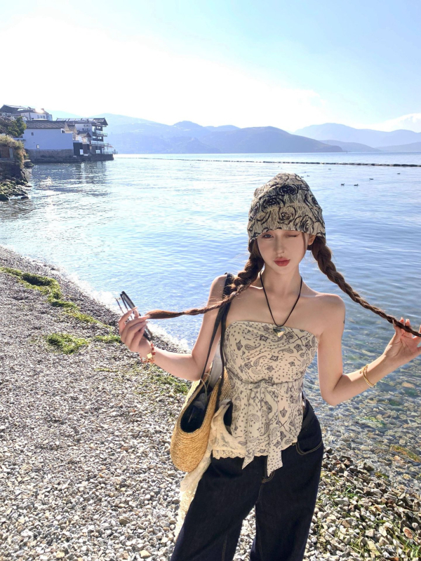 Naiste bezõlgu top par drukas un aizmugurē piesaistītu lenti, lühike lõige, polüester 90–95%, ebakorrapärane lõige, kevad 2025