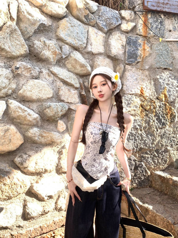 Naiste bezõlgu top par drukas un aizmugurē piesaistītu lenti, lühike lõige, polüester 90–95%, ebakorrapärane lõige, kevad 2025