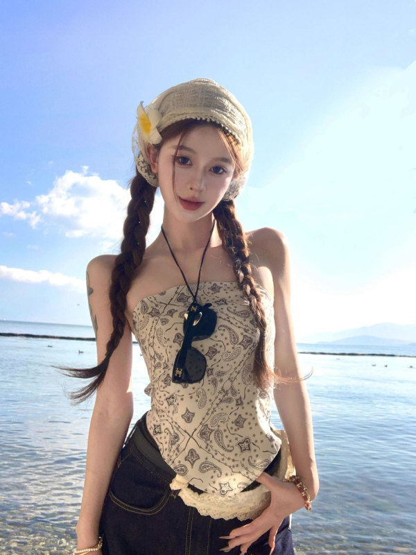 Naiste bezõlgu top par drukas un aizmugurē piesaistītu lenti, lühike lõige, polüester 90–95%, ebakorrapärane lõige, kevad 2025