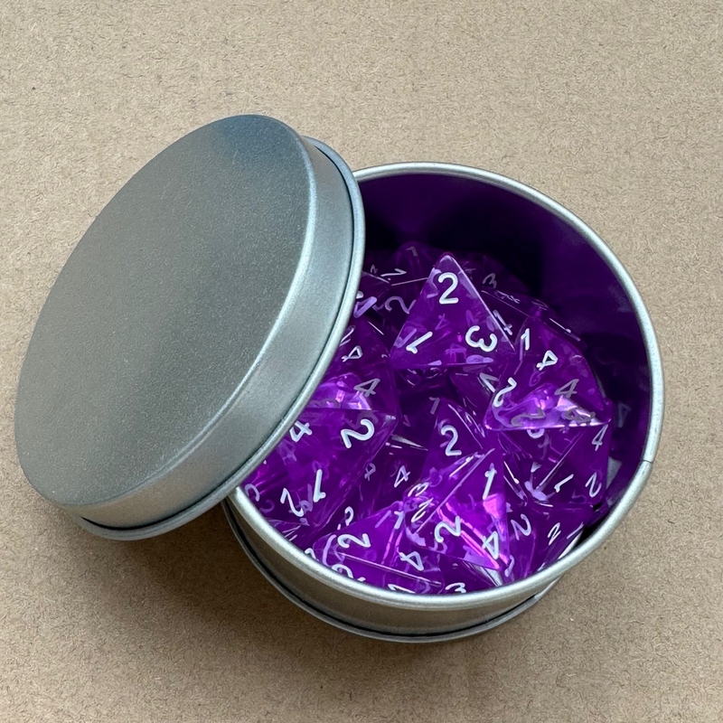 25 caurspīdīgu, daudzpusīgu četrpusīgu spēļu kauliņu iepakojums metāla kastītē, jauns pārrobežu produkts.